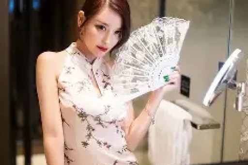 曝叶祖新恋情！带美女与友人聚餐拍打女友臀部很亲密早已同居