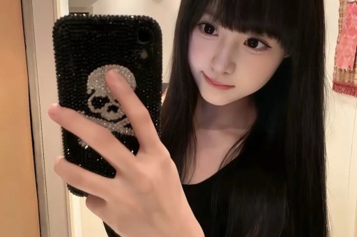 看宋雨琦穿短裙出席活动对长辈90度鞠躬才懂她火都是有原因的